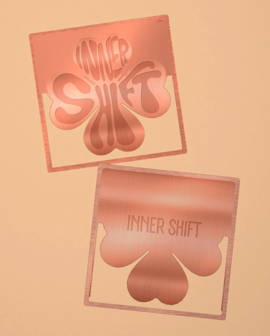 Le marque-page Inner Shift en métal rose doré, recto et verso