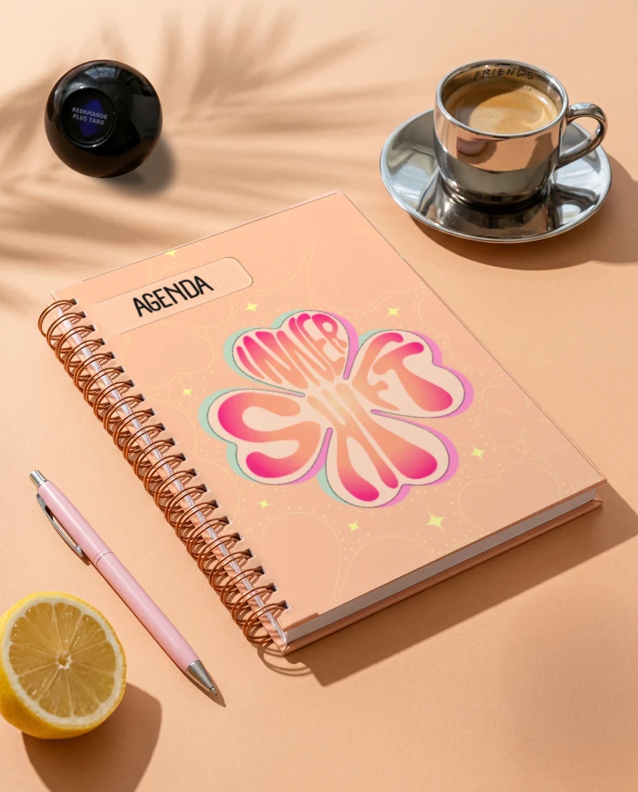 Agenda Inner Shift à reliure Wire-O cuivrée, tasse argentée et citron sur fond pêche
